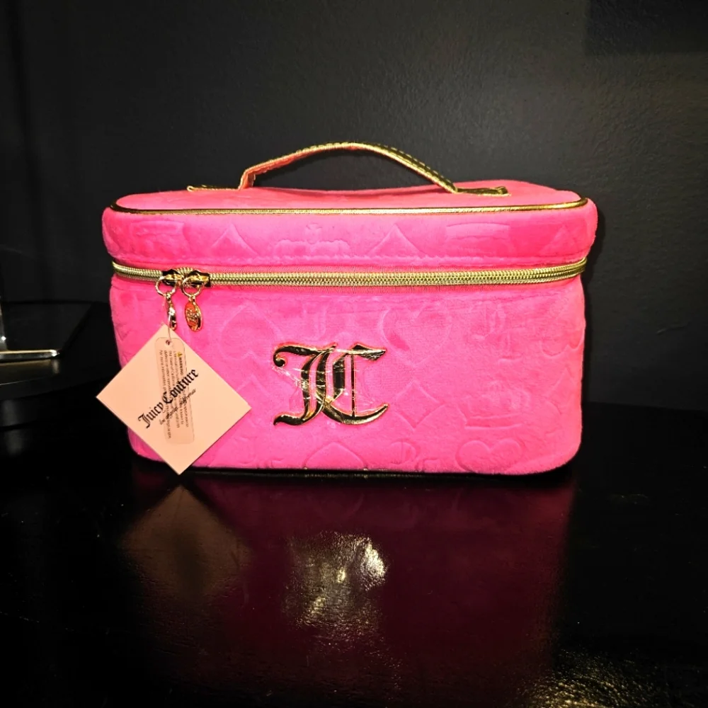 Juicy Couture Pink/Gold Logo Velour Makeup Bag Includes 1 Toiletry Bott…